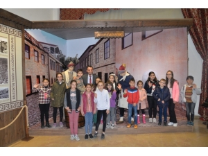 Ara Tatildeki Çocuklardan Müze Ziyareti