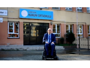 Tekerlekli Sandalyesi İle 22 Yıldır Öğretmenlik Yapıyor
