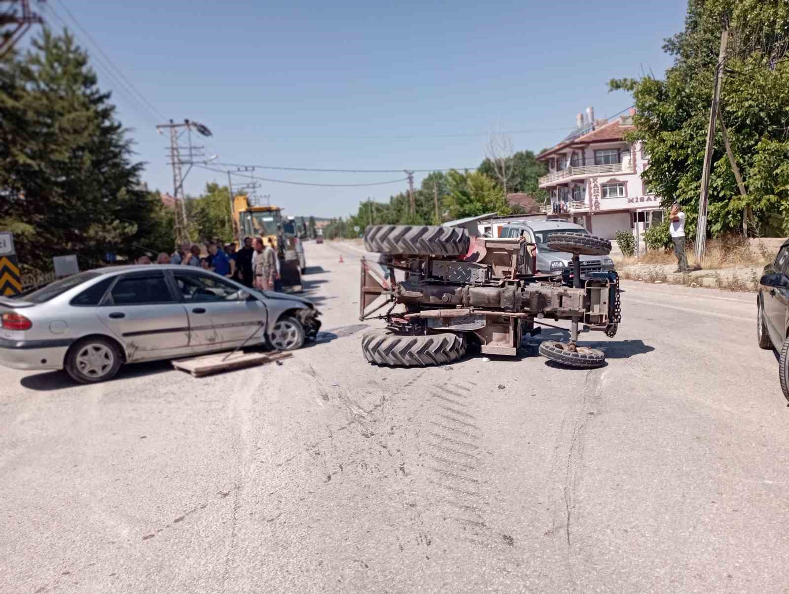 otomobilin-carptigi-traktor-yan-yatti