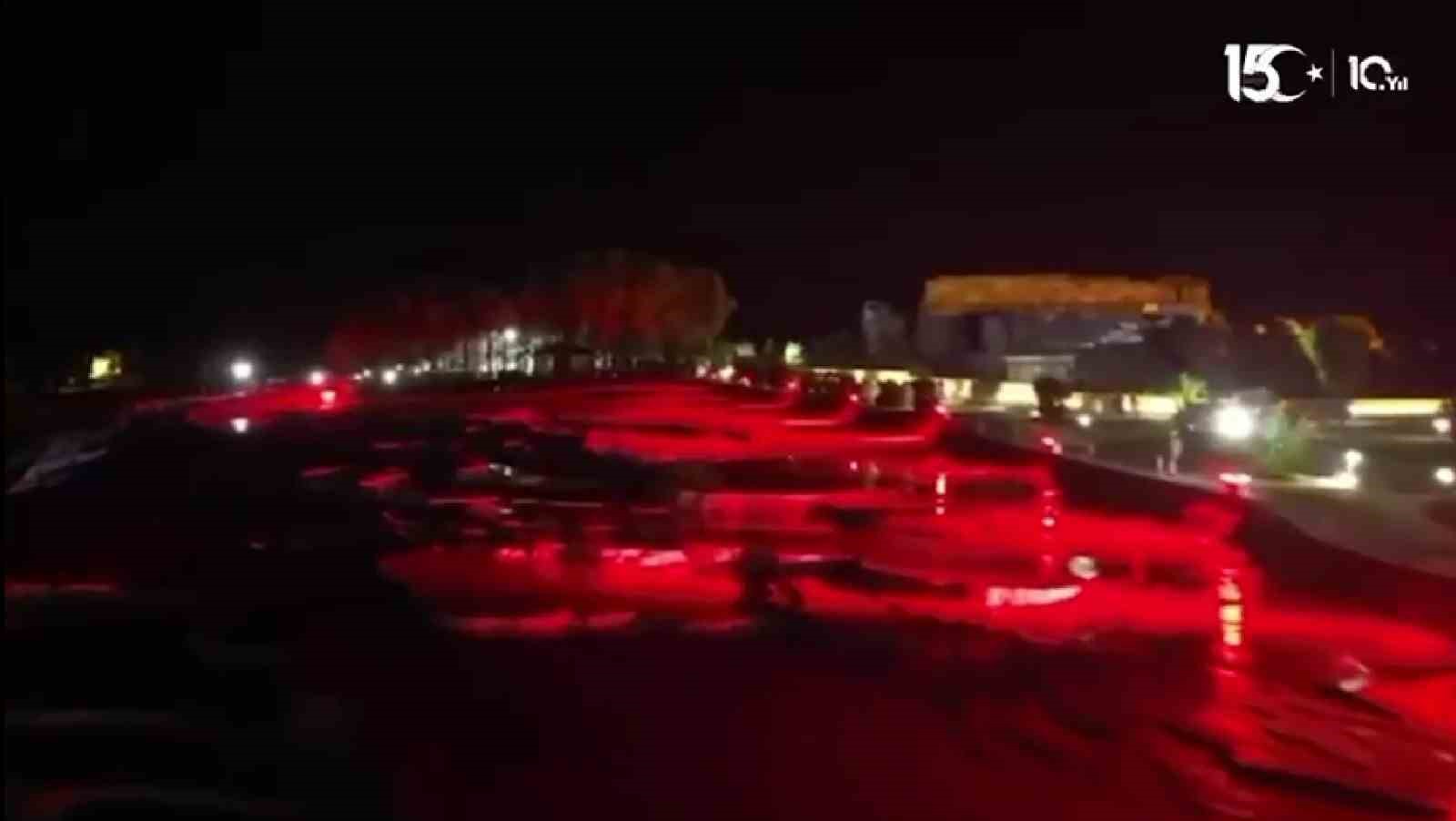 pamukkale-ve-hierapolis-15-temmuz-hatirasina-kirmizi-ve-beyaz-renlere-burundu