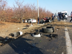 Otomobille Traktör Kafa Kafaya Çarpıştı: 1’i Ağır 2 Yaralı