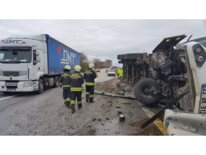 Taş Yüklü Kamyon Devrildi