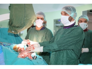 Diyarbakır’da Manyetik Çivi İle Bacak Uzatma Ameliyatı Gerçekleştirildi