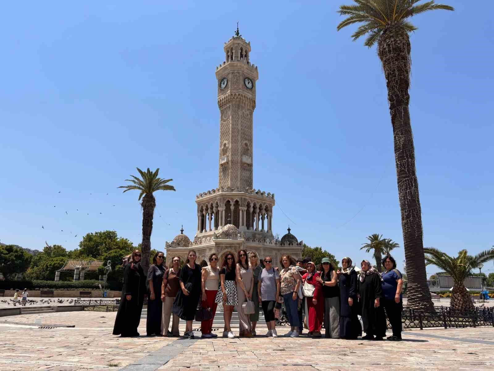 manisali-kadinlar-izmir-i-gezdi