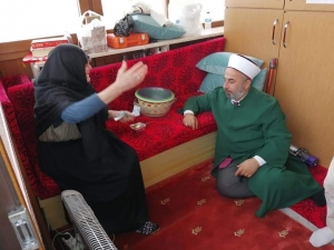 Pembe Nine Aylığını Camiye Bağışladı