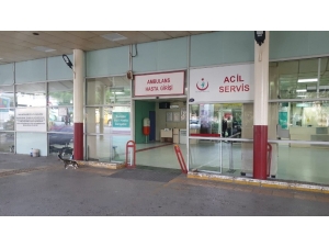 İzmir’de Bıçaklı Kavga: 3 Kişiyi Yaralayıp Kaçtı; Polis Yakaladı