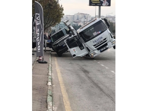 Çekici Lüks Aracı Kaldırmaya Çalışırken Yan Yattı