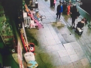 Kontrolden Çıkan Araç Kaldırımdaki Yayaların Arasına Daldı