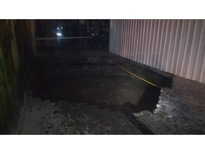 İzmir’de Yol Çöktü: 3 Kişi Çukura Düştü