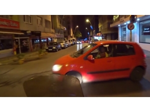 Motosikletlilerin Ölümden Kıl Payı Kurtulduğu Anlar Kamerada