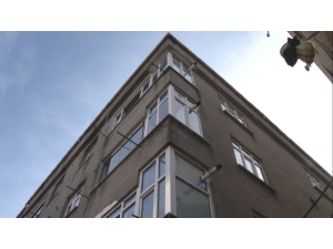 Evine Giren Hırsızı Çatıya Kilitleyip Polisi Aradı