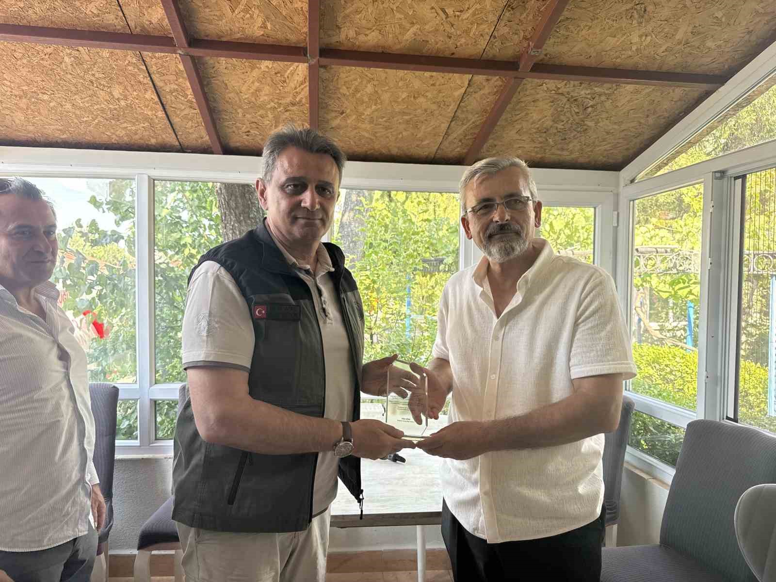 kizilinler-yangin-timine-tesekkur-plaketi