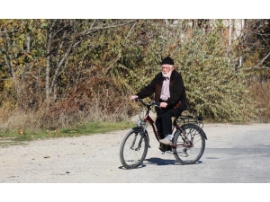 Asırlık Dede Gençlere Taş Çıkartıyor