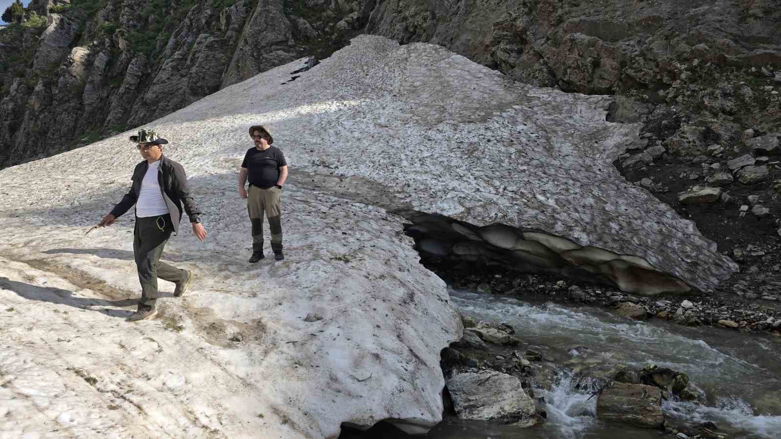 bitlis-in-kar-sulari-van-golu-ne-guc-katiyor