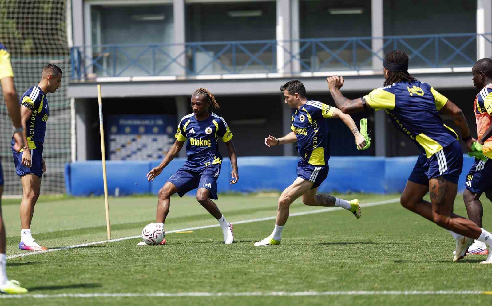 fenerbahce-olympique-lyon-maci-hazirliklarina-ara-vermeden-basladi