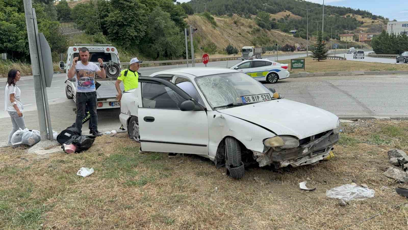 otomobilin-refuje-ciktigi-kaza-maddi-hasarla-atlatildi