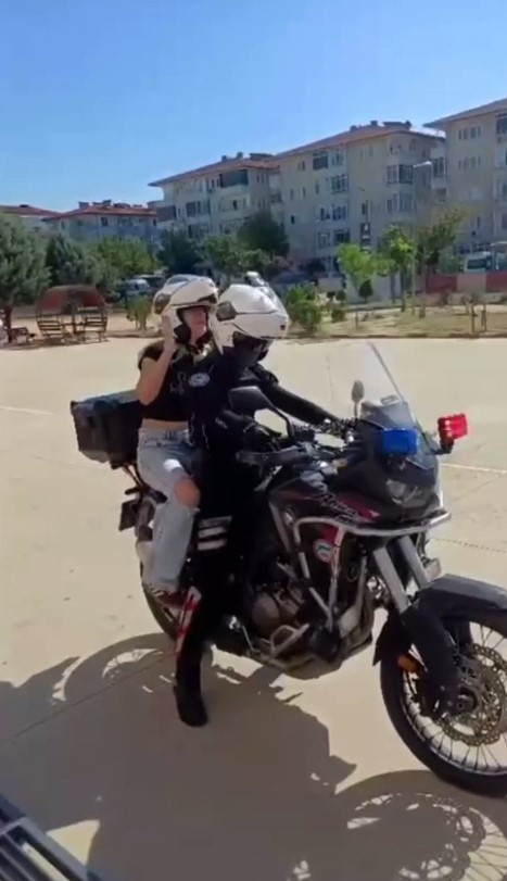 kesan-da-motosikletli-polis-timleri-sinava-gec-kalan-ogrencilerin-imdadina-yetisti