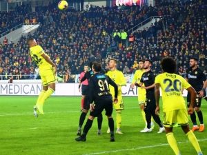 Yanal’ın Oyuncu Değişiklikleri Tepki Çekti