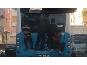 Çocukların Otobüs Arkasında Ölümüne Yolculuğu Kamerada