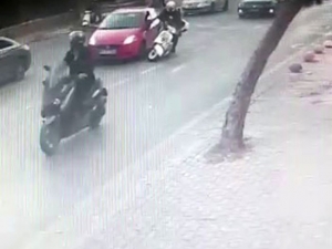 Kontrolsüz Şerit Değiştiren Sürücü Az Kalsın Motosikletlinin Ölümüne Neden Olacaktı