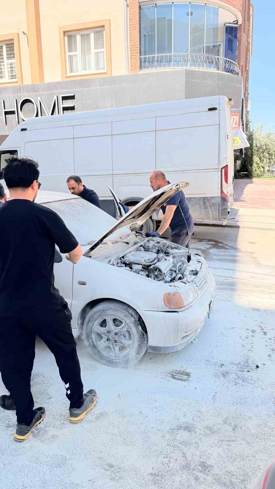 van-da-seyir-halindeki-otomobilin-motoru-yandi