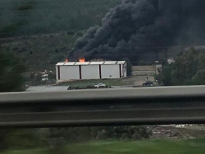 İzmir’in Bornova İlçesinde Bir Plastik Ambalaj Deposunda Yangın Çıktı. Olay Yerine Çok Sayıda İtfaiye Ekibi Sevk Edilirken, Dumanlar Kilometrelerce Uzaktan Bile Görülebiliyor.