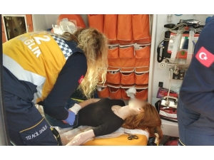 Lise Öğrencisi Genç Kız Adliyede Jiletle Bileklerini Kesti