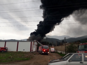 İzmir’deki Büyük Yangın Kontrol Altında