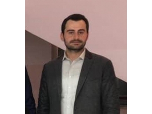 Yön Levhası Direğine Saplanan Otomobilin Sürücüsü Kurtarılamadı