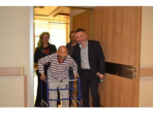 120 Yaşındaki Hasan Keleş, Tekrar Yürümeye Başladı