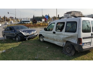 Cenazeden Dönen Otomobil Kamyonete Çarptı:: 4 Yaralı