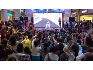 Rafadan Tayfa’yı Karşılarında Gören Çocuklar Çılgınca Eğlendi