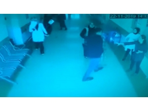 Eşine Bağırdığını İddia Ettiği Doktorun Odasını Fırçayla Basan Şahıs Kamerada