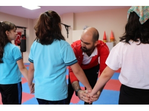 Annelerin Spor Yaptığı Merkezde Çocukları Eğitim Alıyor