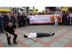 Kadına Şiddet Tiyatrosu Ağlattı