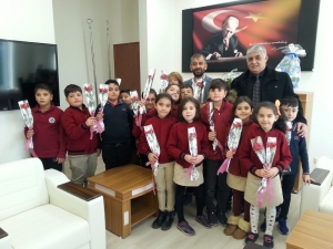 Öğrencilerden Ağız Ve Diş Sağlığı Doktorlarına Sürpriz Ziyaret