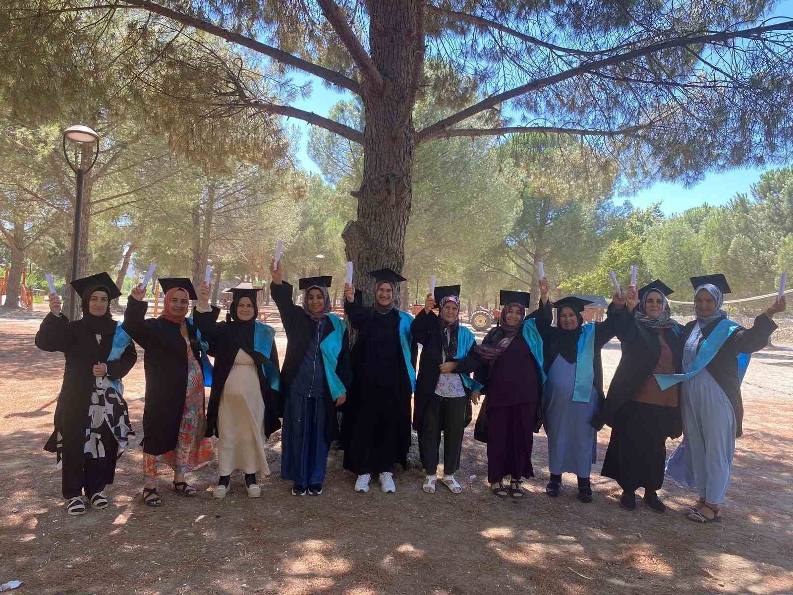 balikesir-de-okuma-yazma-kursunu-bitiren-kadinlar-kep-atti