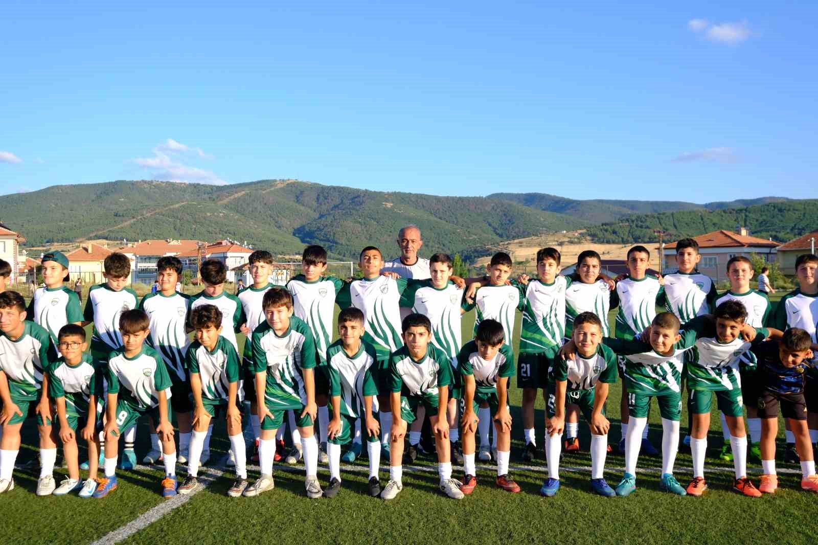 akdagmadeni-nde-yaz-futbol-okulu-na-katilan-60-gence-malzeme-destegi