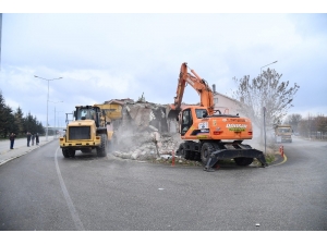 Isparta Belediyesi Yol Üzerinde Kalan Beşinci Evi De Yıktı