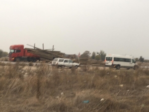 Tırın Dorse Kapağı Açılınca Taşıdığı Tomruklar Yola Savruldu