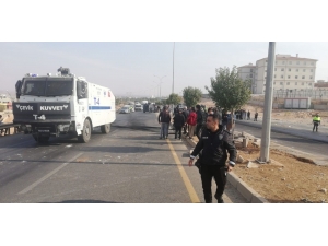 Öğrenciler Lastik Yakıp Yol Kapattı