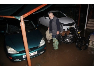 Kemer’i Yağmur Vurdu, Evlerin Bodrum Katını Su Bastı