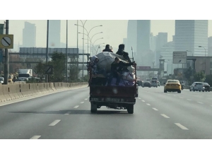 E-5’te Kamyonet Kasasında Şaşkına Çeviren Yolculuk Kamerada