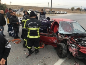 Otomobil İle Kamyonet Çarpıştı: 2 Yaralı