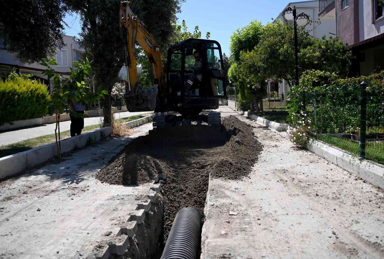 kusadasi-nda-294-metrelik-yagmur-suyu-hatti-calismasi-basladi