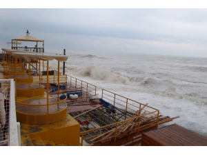 Antalya’da Fırtına Dev Dalgalar Oluşturdu