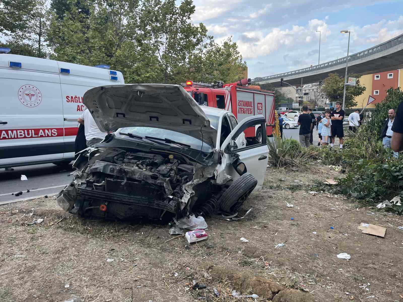 kucukcekmece-de-bisikletliye-carpmamak-icin-manevra-yapan-arac-bariyerlere-carpti-4-yarali