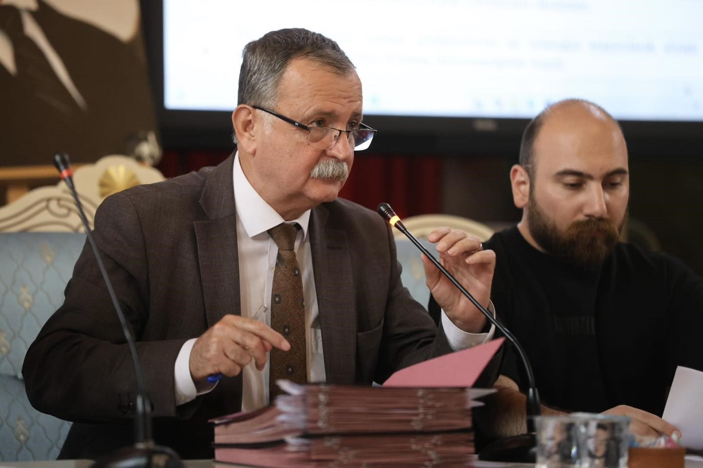 yunusemre-meclisi-nde-ozgur-ozel-gerginligi