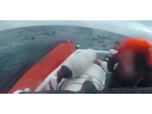 İtalya Açıklarında Alabora Olan Tekneden 149 Göçmen Kurtarıldı