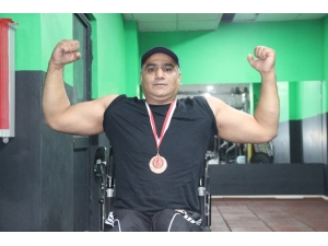 Engeline Takılmadı, Başladığı Halterde Bronz Madalya Kazandı